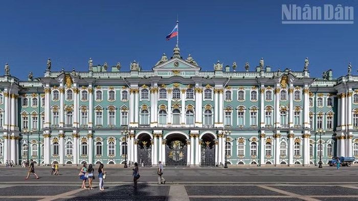 Cung điện Mùa Đông, công trình mang phong cách kiến trúc Baroque Nga rực rỡ với sắc xanh ngọc, trắng và các chi tiết dát vàng lộng lẫy do kiến trúc sư thiên tài Francesco Bartolomeo Rastrelli thiết kế. (Ảnh: THÙY VÂN)