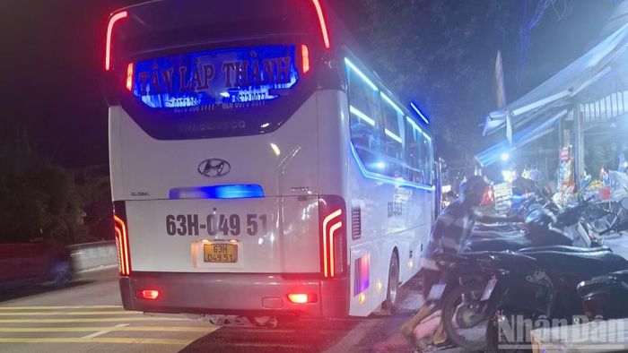 Xe Tân Lập Thành đậu, đỗ trái phép, gây bức xúc cho người tham gia giao thông. (Ảnh: NGUYỄN SỰ)