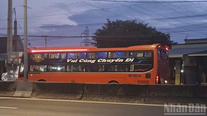 Một xe khách khác cũng đậu, đỗ trái phép tại biển cấm. (Ảnh: NGUYỄN SỰ)