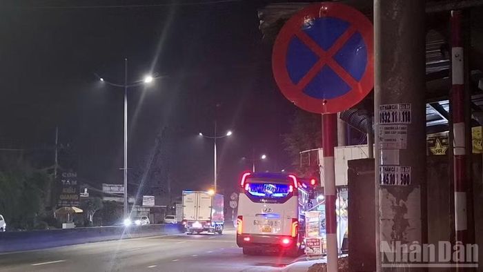 Nhà xe Tân Lập Thành dừng, đỗ tại khu vực cấm ở điểm trung chuyển thuộc xã Tam Hiệp (tỉnh Đồng Tháp). (Ảnh: NGUYỄN SỰ)