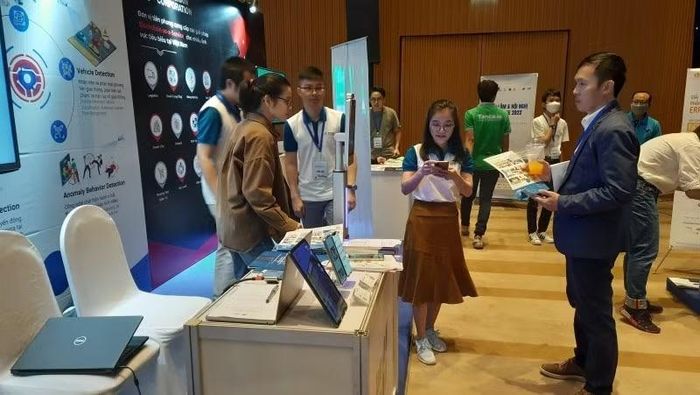 Khách tham quan các giải chuyển đổi số được trưng bày tại Thành phố Hồ Chí Minh. (Ảnh: CTV)