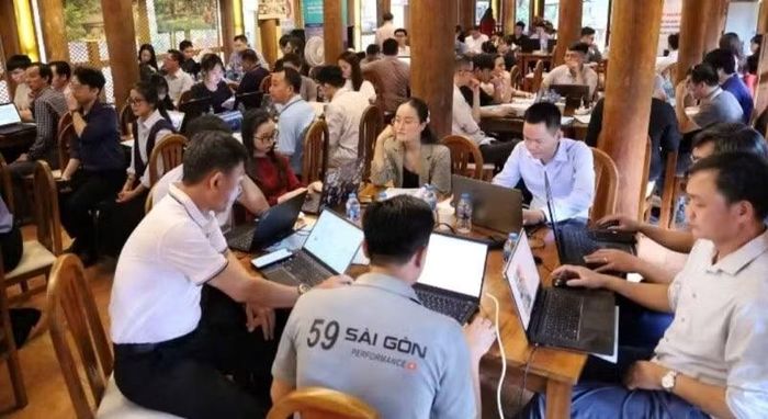 Đại diện các doanh nghiệp tập huấn ứng dụng AI trong sản xuất kinh doanh. (Ảnh: CTV)