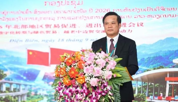 Đồng chí Lò Văn Cương, Phó Chủ tịch Thường trực Ủy ban nhân dân tỉnh Điện Biên giới thiệu tiềm năng, lợi thế của Điện Biên trong phát triển kinh tế cửa khẩu. (Ảnh: LÊ LAN)