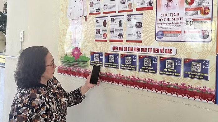 Quét mã QR tìm hiểu thân thế, sự nghiệp và cuộc đời của Chủ tịch Hồ Chí Minh tại chùa Giác Sanh. (Ảnh: CTV)