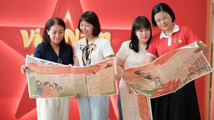 Đảng viên và người lao động Saigon Co.op tham khảo các ấn phẩm số hóa về Chủ tịch Hồ Chí Minh trong Không gian văn hóa Hồ Chí Minh. (Ảnh: CTV)
