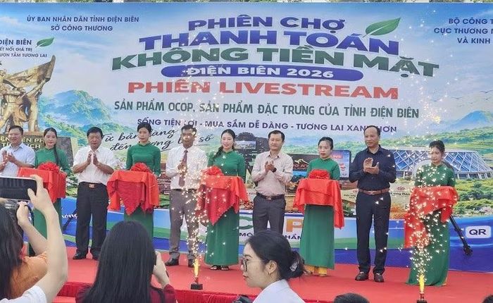 Trong khuôn khổ hội nghị, tỉnh Điện Biên đã tổ chức phiên chợ thanh toán không dùng tiền mặt, thu hút nhiều doanh nghiệp, hợp tác xã tham gia. (Ảnh: LÊ LAN)