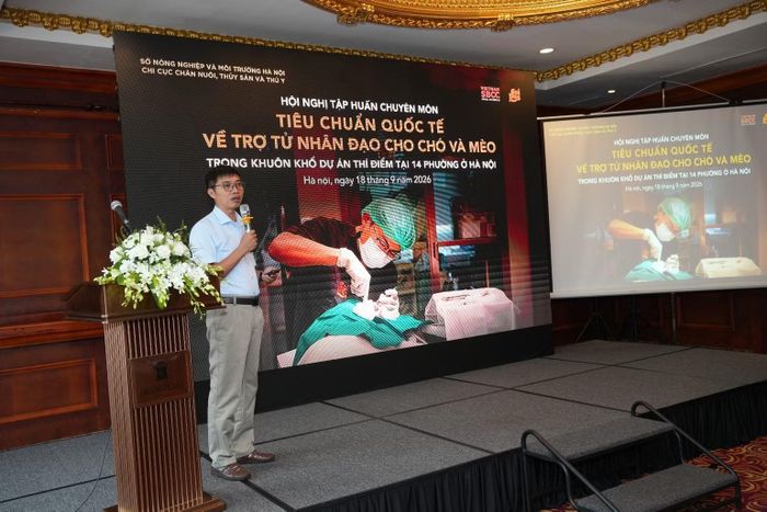 Tiến sĩ Đặng Hữu Anh, giảng viên Khoa Thú y, Học viện Nông nghiệp Việt Nam, trao đổi về mối liên hệ giữa tiêu chuẩn phúc lợi động vật với thực hành an toàn sinh học và kiểm soát bệnh truyền nhiễm tại phòng khám và cộng đồng.