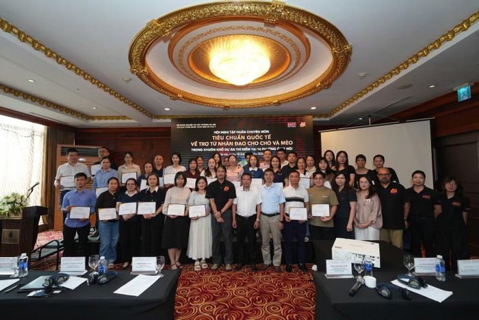 Ban Tổ chức cấp chứng chỉ cho các học viên.