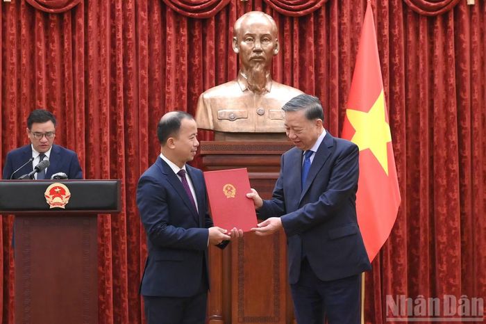 Tổng Bí thư, Chủ tịch nước Tô Lâm trao Quyết định bổ nhiệm đồng chí Nguyễn Văn Hiệu làm Đại sứ đặc mệnh toàn quyền nước Cộng hòa xã hội Chủ nghĩa Việt Nam tại Cộng hòa Angola kiêm nhiệm Cộng hòa Congo, Cộng hòa Zambia, Cộng hòa Dân chủ Congo, Cộng hòa Guinea Xích đạo, Cộng hòa Dân chủ Sao Tome và Principe, Cộng hòa Cabo Verde.