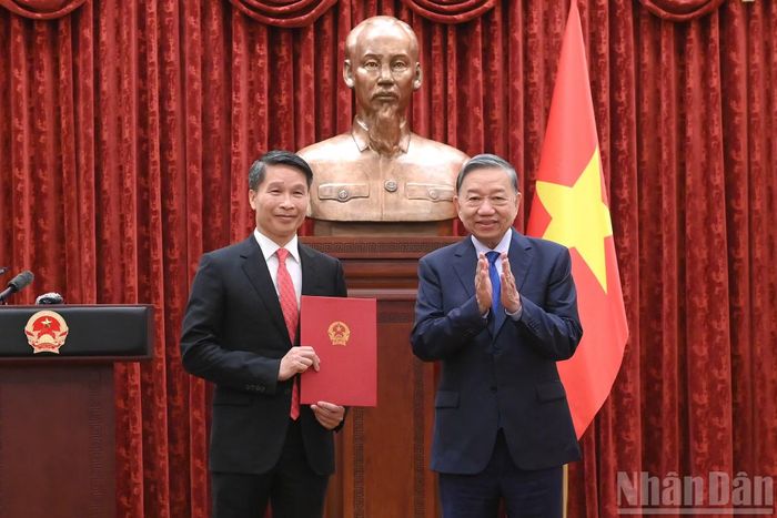 Tổng Bí thư, Chủ tịch nước Tô Lâm trao Quyết định bổ nhiệm đồng chí Phạm Bình Đàm làm Đại sứ đặc mệnh toàn quyền nước Cộng hòa xã hội chủ nghĩa Việt Nam tại Cộng hòa Dân chủ Timor-Leste.