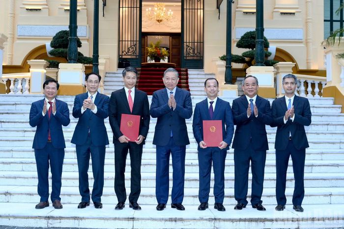 Tổng Bí thư, Chủ tịch nước Tô Lâm và các đại biểu dự Lễ trao Quyết định bổ nhiệm hai Đại sứ nước Cộng hòa xã hội Chủ nghĩa Việt Nam tại nước ngoài.