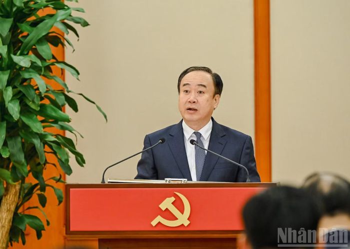 Phó Bí thư Thường trực Thành ủy Hải Phòng Nguyễn Sỹ Hiệp phát biểu nhận nhiệm vụ. (Ảnh: DUY LINH)