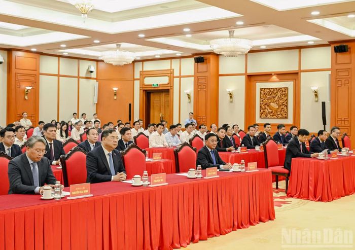 Thường trực Ban Bí thư Trần Cẩm Tú và các đồng chí lãnh đạo Đảng, Nhà nước dự hội nghị. (Ảnh: DUY LINH)