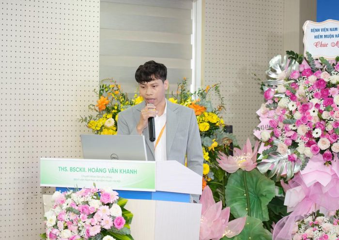 Thạc sĩ, bác sĩ chuyên khoa II Hoàng Văn Khanh với báo cáo: “Vai trò của chẩn đoán trước sinh trong quản lý thai kỳ có chuyển phôi khảm: Từ sàng lọc đến can thiệp” tập trung vào những vấn đề cần lưu ý trong theo dõi và quản lý thai kỳ sau chuyển phôi khảm.
