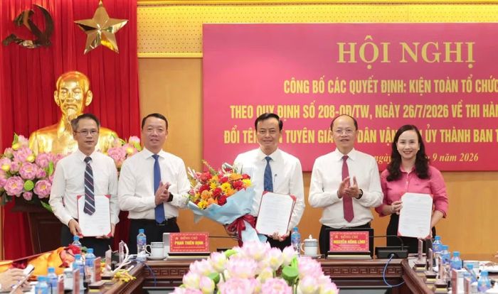 Các đồng chí Thường trực Tỉnh ủy Hà Tĩnh tặng hoa, chúc mừng lãnh đạo Ban Tuyên giáo Tỉnh ủy. (Ảnh: Văn Đức)
