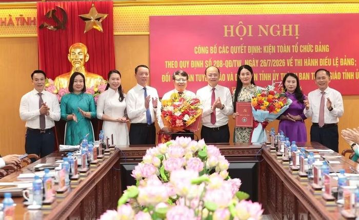 Các đồng chí Thường trực Tỉnh ủy Hà Tĩnh tặng hoa chúc mừng Đảng bộ Hội đồng nhân dân tỉnh Hà Tĩnh. (Ảnh: Văn Đức)