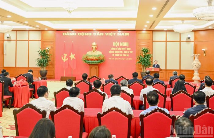 Quang cảnh Hội nghị công bố các Quyết định của Bộ Chính trị, Ban Bí thư về công tác cán bộ. (Ảnh: DUY LINH)