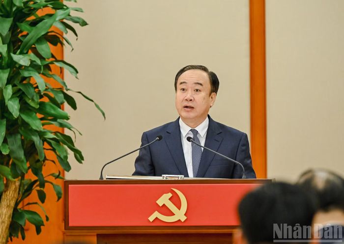 Tân Phó Bí thư Thường trực Thành ủy Hải Phòng Nguyễn Sỹ Hiệp phát biểu tại hội nghị. (Ảnh: DUY LINH)