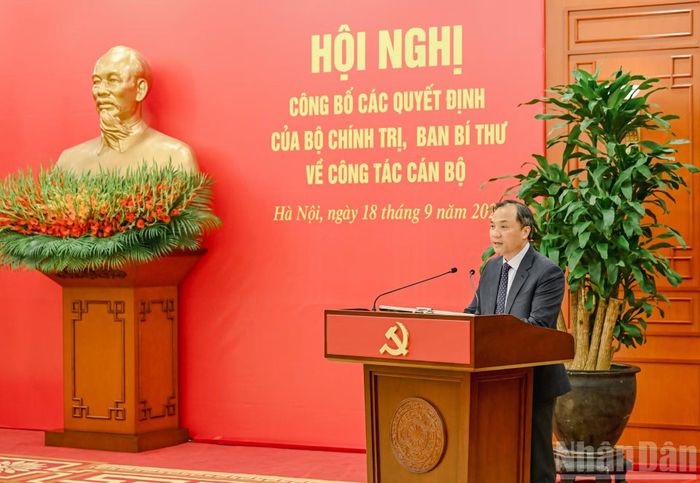 Phó Trưởng Ban Thường trực Ban Tổ chức Trung ương Hoàng Trung Dũng công bố các Quyết định của Bộ Chính trị, Ban Bí thư về công tác cán bộ.