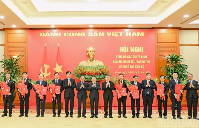 Thường trực Ban Bí thư Trần Cẩm Tú trao các Quyết định của Bộ Chính trị, Ban Bí thư về công tác cán bộ. (Ảnh: DUY LINH)