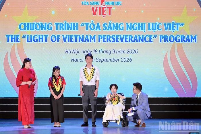 Các đại biểu chia sẻ câu chuyện vượt qua nghịch cảnh của bản thân. Kình ngư khiếm thị Huỳnh Ngọc Tiến đứng ở giữa trên sân khấu. (Ảnh: LINH PHAN)