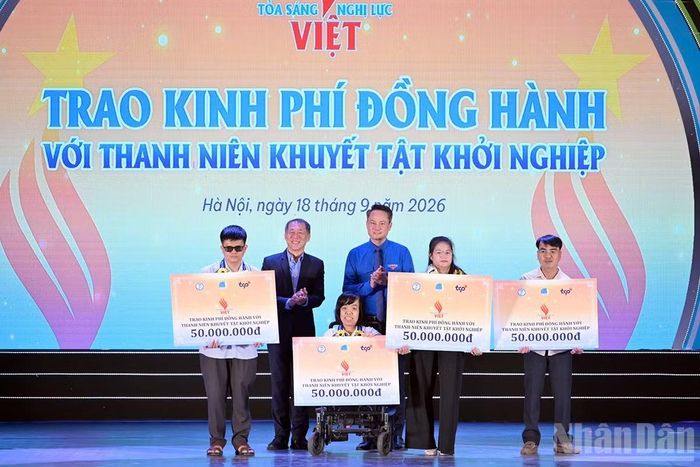 Đại diện Ban Tổ chức trao kinh phí hỗ trợ các dự án khởi nghiệp xuất sắc của đại biểu chương trình năm nay. (Ảnh: LINH PHAN)