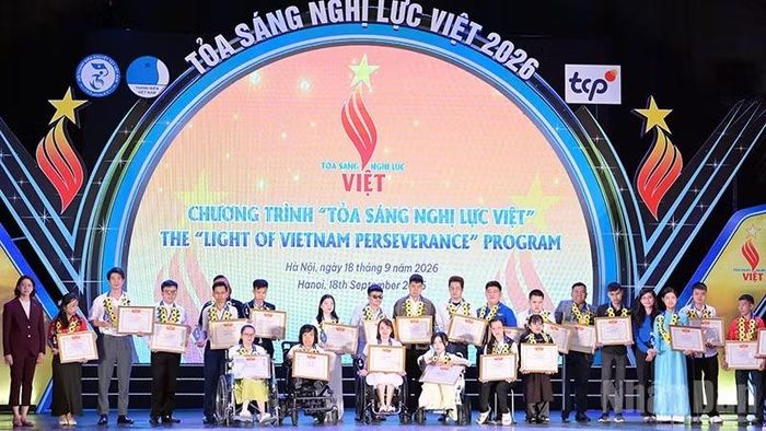 Những gương mặt "Tỏa sáng nghị lực Việt" năm nay trên bục vinh danh. (Ảnh: LINH PHAN)