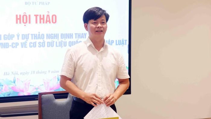 Ông Nguyễn Duy Thắng, Phó Cục trưởng Cục Kiểm tra văn bản và Tổ chức thi hành pháp luật, Bộ Tư pháp phát biểu tại hội thảo. (Ảnh: PHẠM KIÊN)