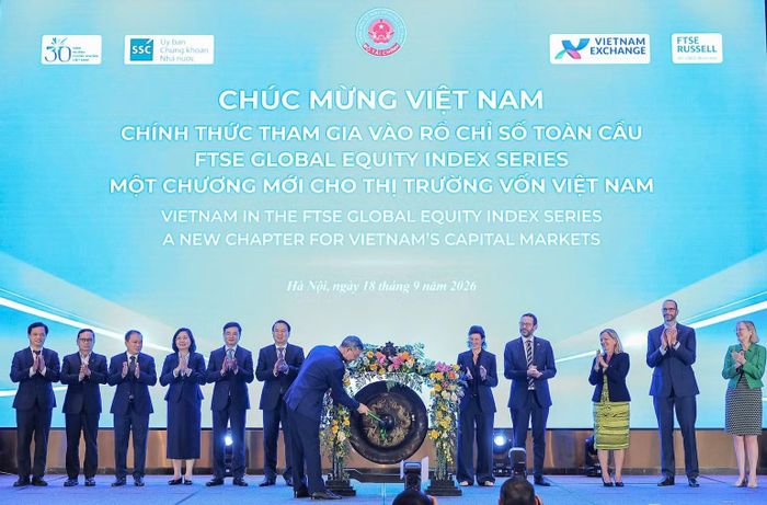 Bộ trưởng Tài chính Ngô Văn Tuấn thực hiện nghi thức đánh cồng. (Ảnh: PV)