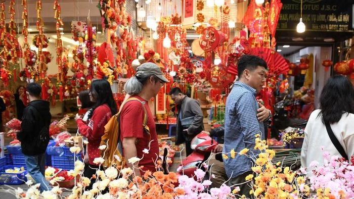 Khách du lịch đến Thủ đô Hà Nội vào dịp Tết. (Ảnh: THÀNH ĐẠT)