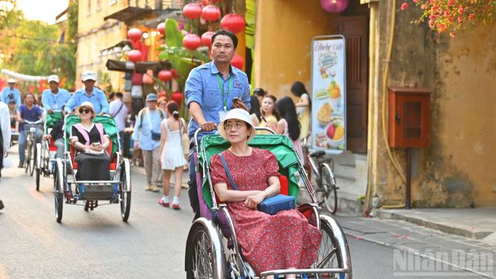 Du khách khám phá nét cổ kính của phố cổ Hội An. (Ảnh: THẾ ĐẠI)