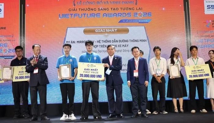 Ban tổ chức trao giải thưởng cho các đội xuất sắc. (Ảnh: CTV)