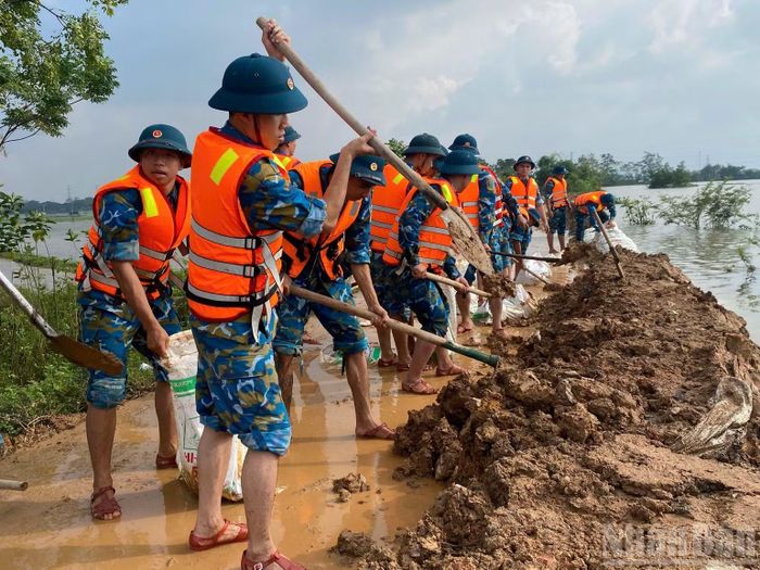 Chiến sĩ Không quân tại khu vực đê. (Ảnh: QUANG PHONG)