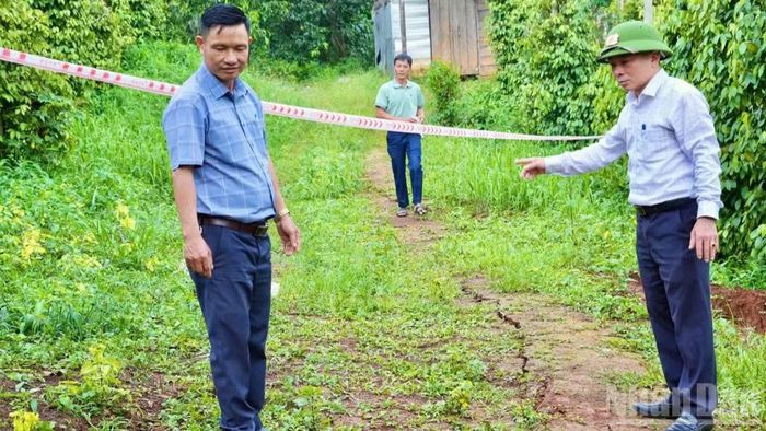 Lực lượng chức năng tiến hành kiểm tra, khoanh vùng sụt lún và cảnh báo nguy hiểm khu vực nguy cơ sạt trượt.