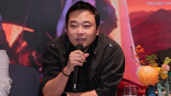 Nhạc sĩ Nguyễn Hữu Vượng tiếp tục đồng hành cùng ca sĩ Tùng Dương trong live concert "Bay về phía mặt trời”. (Ảnh: MẠNH NGUYỄN)
