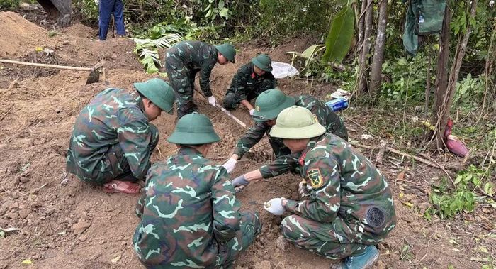 Đội 584 phát hiện, quy tập hài cốt liệt sĩ tại khu phố Trí Bưu, phường Quảng Trị. (Ảnh: Xuân Diện)