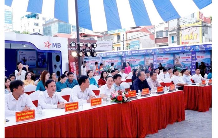 Các đại biểu dự khai mạc Phiên chợ thanh toán không tiền mặt tỉnh Điện Biên năm 2026. (Ảnh: MAI HUYÊN-THU HẰNG)