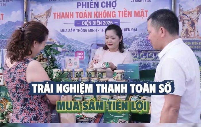 Người dân trải nghiệm thanh toán số. (Ảnh: MAI HUYÊN-THU HẰNG)