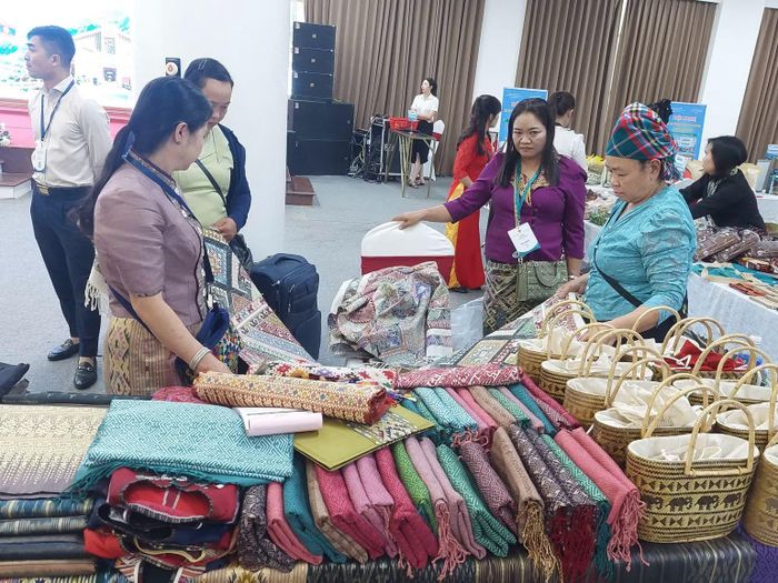 Sản phẩm bản sắc của Điện Biên luôn được người tiêu dùng quan tâm. (Ảnh: MAI HUYÊN-THU HẰNG)
