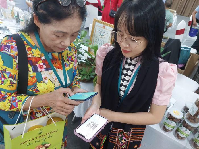 Sản phẩm của Điện Biên kết nối trực tiếp với người tiêu dùng. (Ảnh: MAI HUYÊN-THU HẰNG)