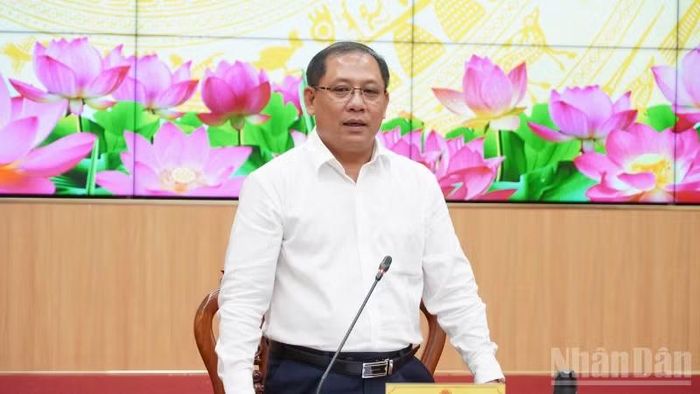 Ông Trần Chí Hùng, Phó Chủ tịch Ủy ban nhân dân thành phố Cần Thơ phát biểu tại cuộc họp. (Ảnh: VĂN ÚT)