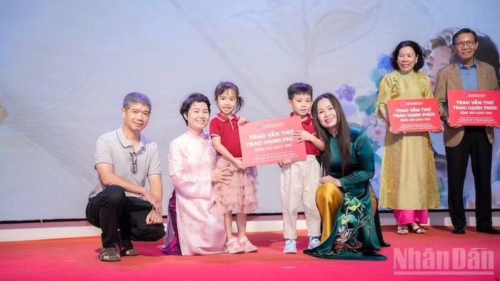 Nghi thức trao tặng sách thơ cho các đại diện tủ sách, thư viện.