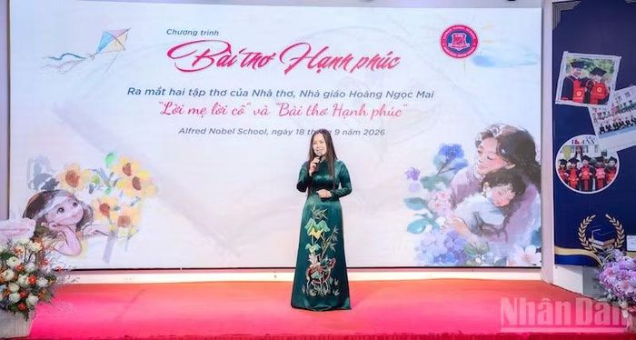 Tác giả Hoàng Thị Ngọc Mai giao lưu cùng các em học sinh và khán giả nghe thơ.
