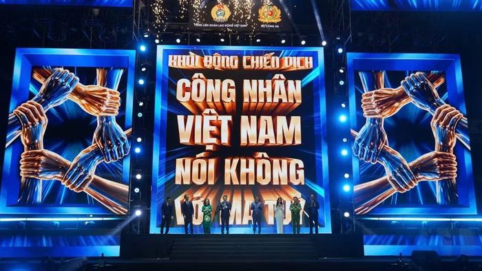 Nghi thức khởi động chiến dịch “Công nhân Việt Nam nói KHÔNG với ma túy: Triệu trái tim, một quyết tâm”. (Ảnh: MAI DUNG)