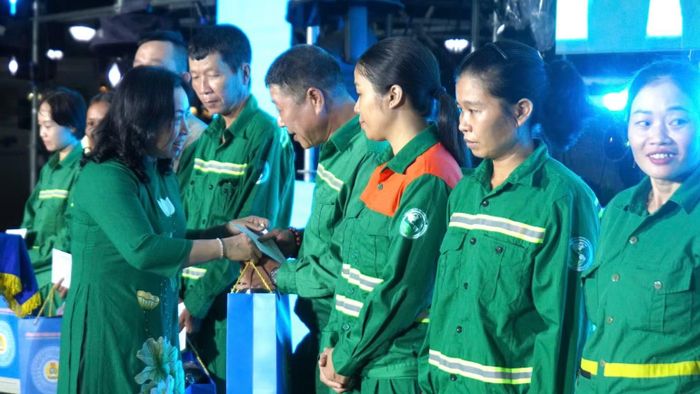Lãnh đạo Tổng Liên đoàn Lao động tặng quà công nhân, người lao động tiêu biểu nỗ lực vươn lên trong cuộc sống. (Ảnh: MAI DUNG)