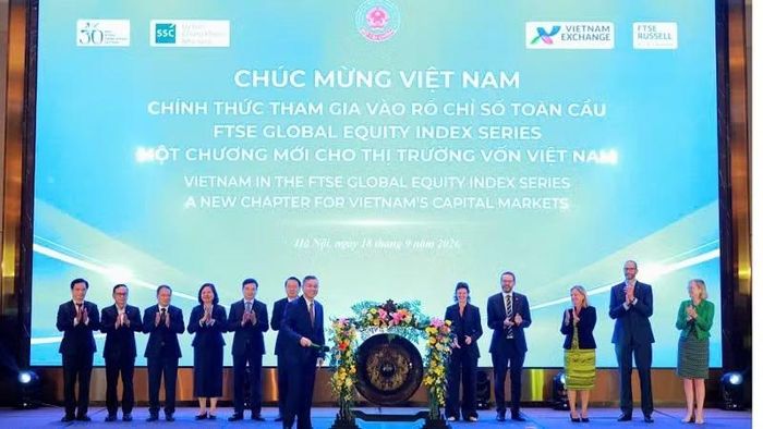Bộ trưởng Tài chính Ngô Văn Tuấn đánh cồng đánh dấu Việt Nam chính thức tham gia chỉ số thị trường mới nổi thuộc FTSE Global Equity Index Series. (Ảnh: VŨ ANH)