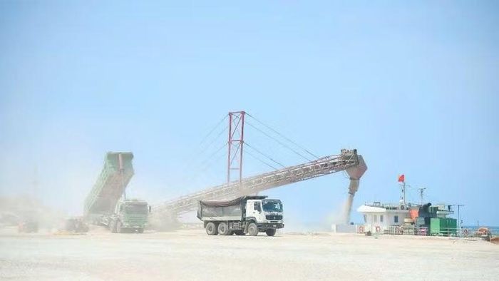 Các mặt hàng nguyên vật liệu xây dựng được bốc dỡ tại Cảng quốc tế Cà Ná. (Ảnh: PHƯƠNG THẢO)