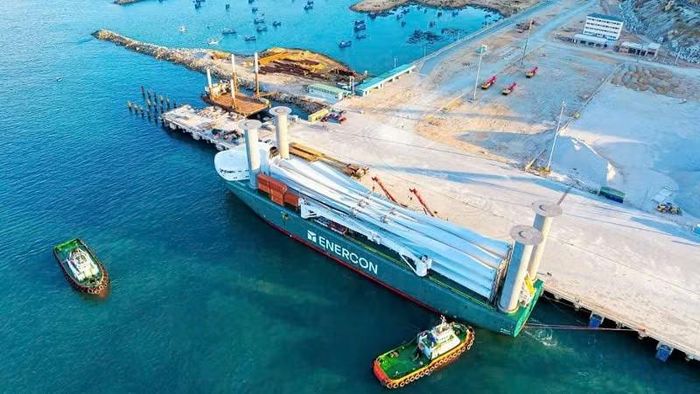 Tàu vận chuyển thiết bị cho các dự án điện gió cập bến Cảng quốc tế Cà Ná phục vụ các dự án năng lượng phía Nam Khánh Hòa. (Ảnh: PHƯƠNG THẢO)
