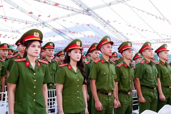 Tân sĩ quan tại Lễ bế giảng, cấp bằng tốt nghiệp đại học và phong hàm sĩ quan Cảnh sát nhân dân cho học viên đào tạo đại học chính quy niên khóa 2021-2026. (Ảnh: Báo Nhân Dân)