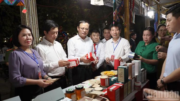 Đại biểu tham quan gian hàng OCOP.